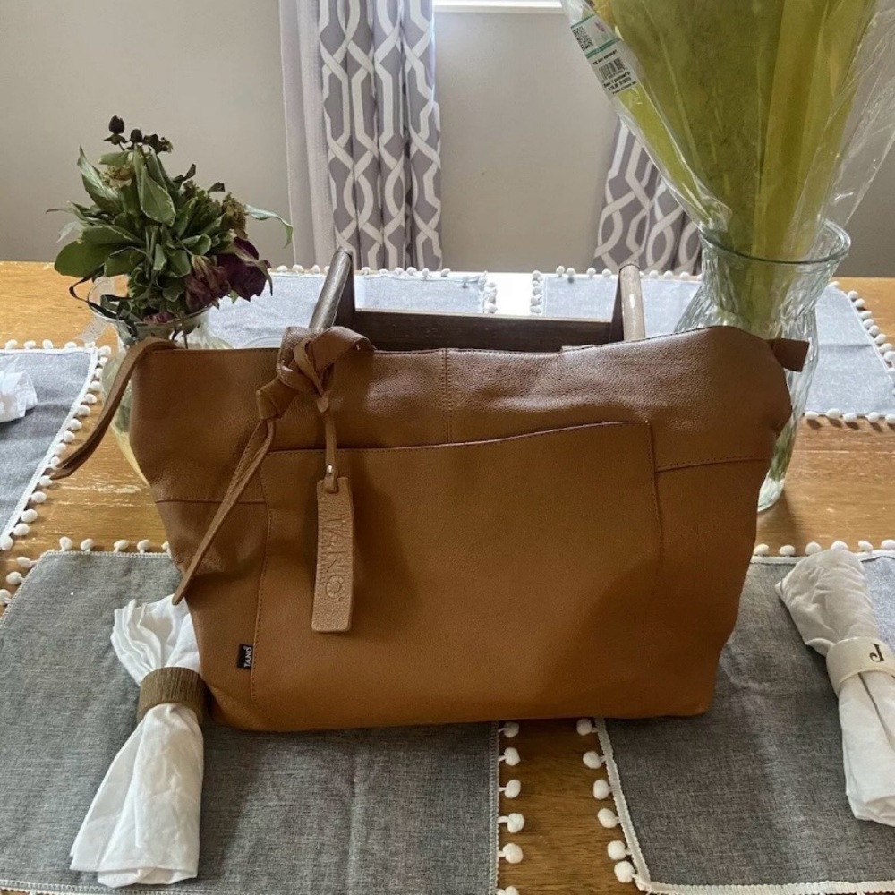 NWOT Tano EZ Italian Tan Leather Tote/Shoulder Bag with Many Pockets.
